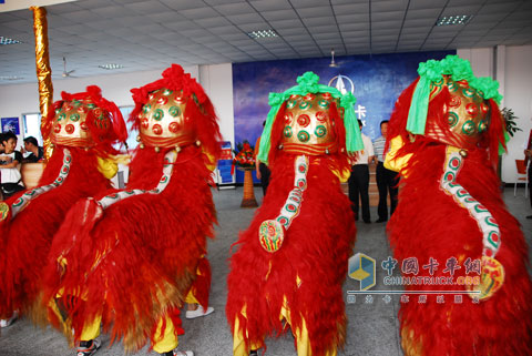 北奔重卡福州4S店开业舞狮表演