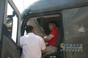 北奔重卡V3巡展宁波站--用户询问参观