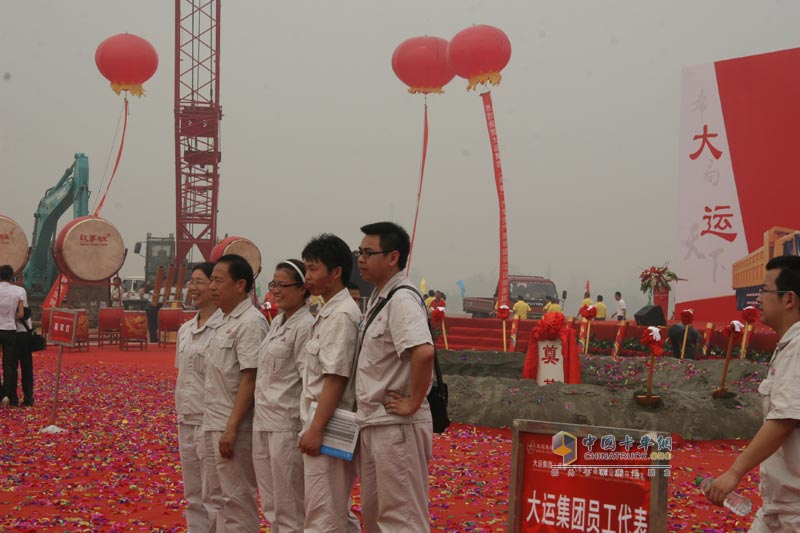 大运集团成都生产基地现场用户合影留念