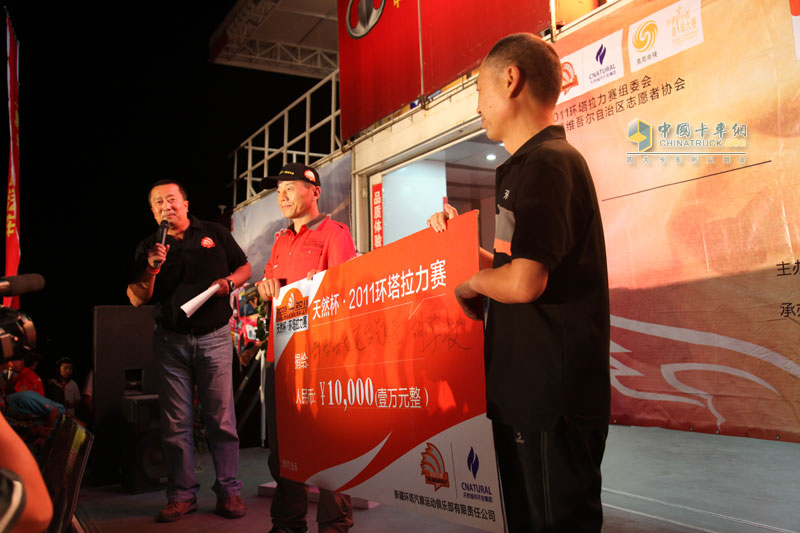 欧曼GTL为环塔赛当地中小学献出爱心