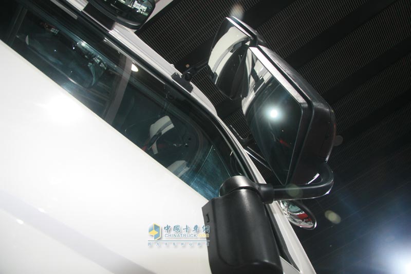 广汽日野700系列6×4高速牵引车外观图