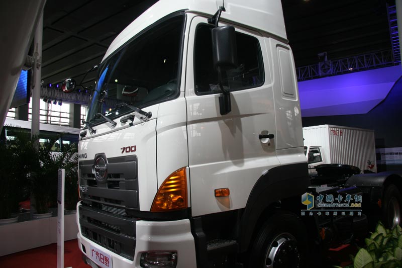 广汽日野700系列6×4高速牵引车外观图