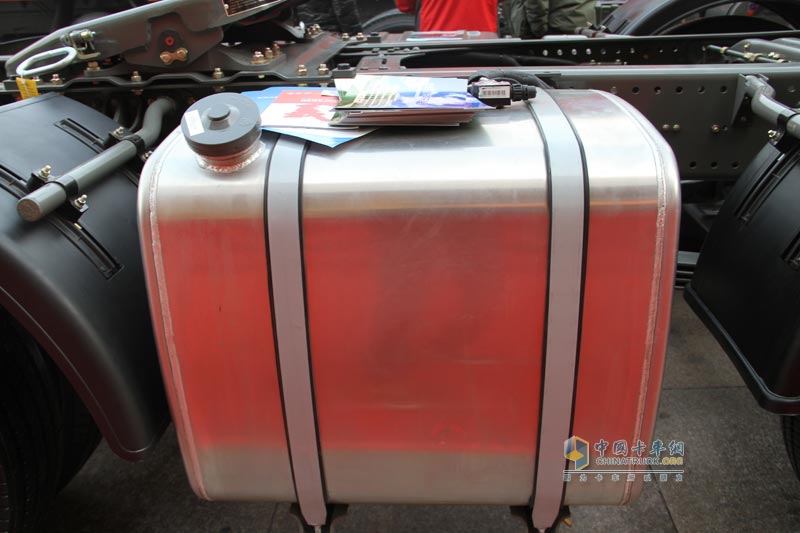 中国重汽 豪瀚J7B 336马力 6×2牵引车 ZZ4255N25C6V
