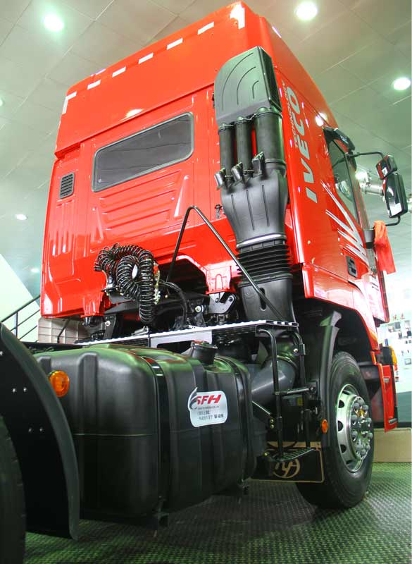 上汽依维柯红岩在北京车展发布M100