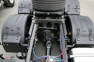 华菱 星凯马重卡 410马力 6X4 LNG 国五危险品牵引车(HN4255NGA38C9M5)
