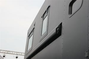 奔驰 Zetros重卡 330马力 6X6 国五厢式载货车(型号2733)