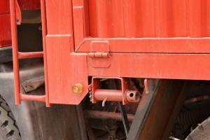 陕汽商用车 轩德X6中卡 轻量化版 220马力 6X2 8.6米 国五 仓栅式载货车（SX5254CCYGP5）