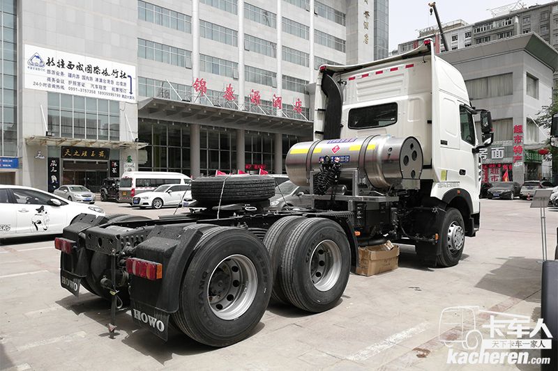 中国重汽 HOWO T7H 重卡 430马力 6X4 LNG 国五牵引车(ZZ4257V384HE1LB)