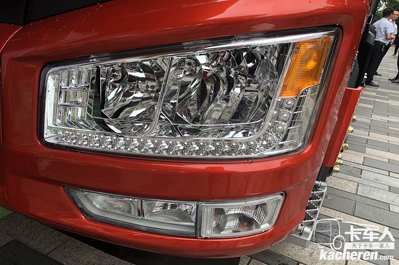 解放 新J6 500马力 8×4自卸车