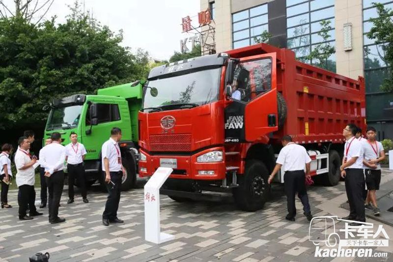 解放 新J6 500马力 8×4自卸车