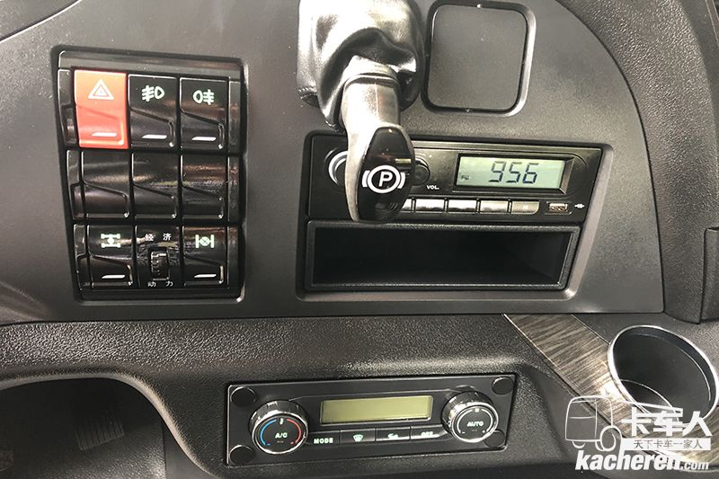 解放 新J6 500马力 8×4自卸车