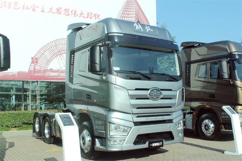 一汽解放 J7重卡 豪华型 550马力 6X2R 国五AMT自动挡牵引车(CA4250P77K25T2E5)