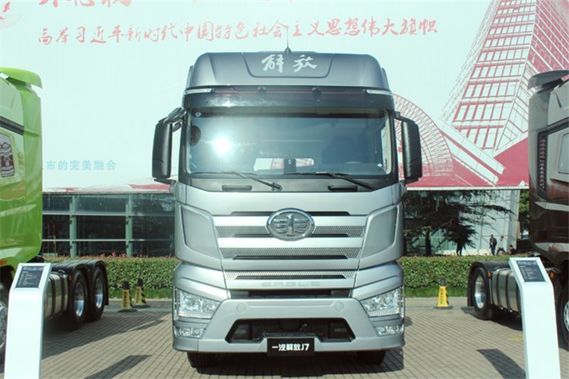 一汽解放 J7重卡 豪华型 550马力 6X2R 国五AMT自动挡牵引车(CA4250P77K25T2E5)