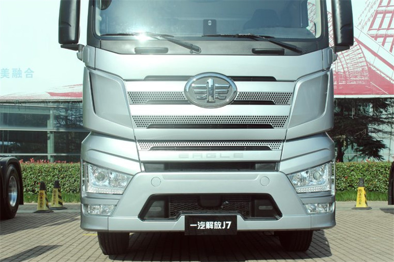 一汽解放 J7重卡 豪华型 550马力 6X2R 国五AMT自动挡牵引车(CA4250P77K25T2E5)