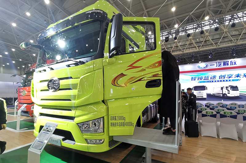 一汽解放 J7重卡 550马力 6×4 国六 智能牵引车 