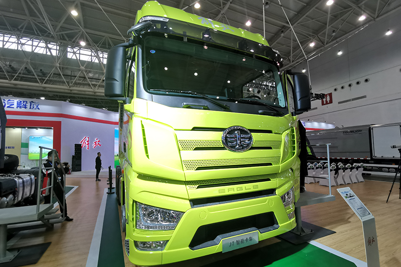 一汽解放 J7重卡 6×4 550马力 国六 智能牵引车