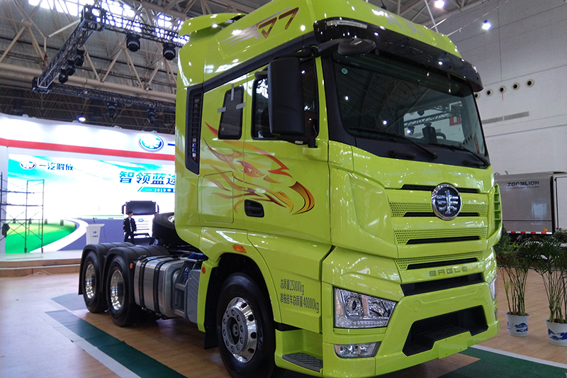 一汽解放 J7重卡 6×4 550马力 国六 智能牵引车