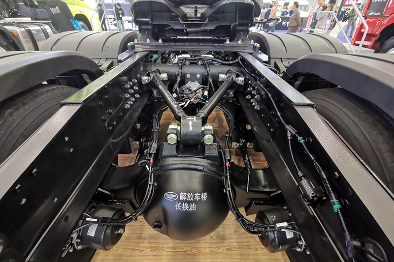 一汽解放 新J6P 550马力 6×4 国六 领航版2.0新四季款牵引车