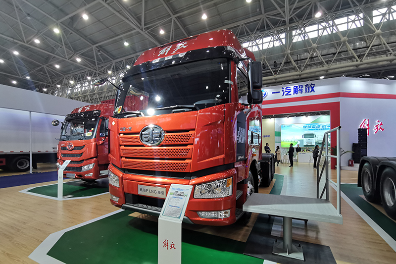 一汽解放 新J6P 6×4 440马力 国六 LNG牵引车