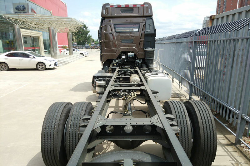 一汽解放 J6M重卡 质惠版 280马力 6X2 7.7米 国五栏板载货车底盘(CA1250P63K1L6T3A1E5)