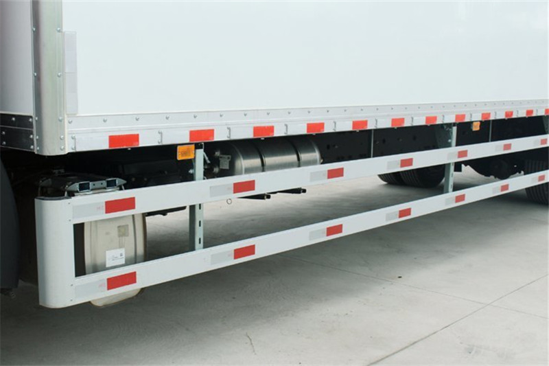 一汽解放 J6L重卡 领航版 240马力 4X2 9.7米 国五厢式载货车(CA5180XXYP62K1L7E5)