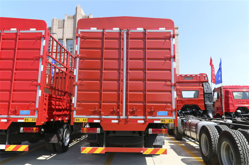 一汽解放 J6L中卡 质慧版 180马力 4X2 6.8米 国五仓栅式载货车(CA5160CCYP62K1L4A1E5)