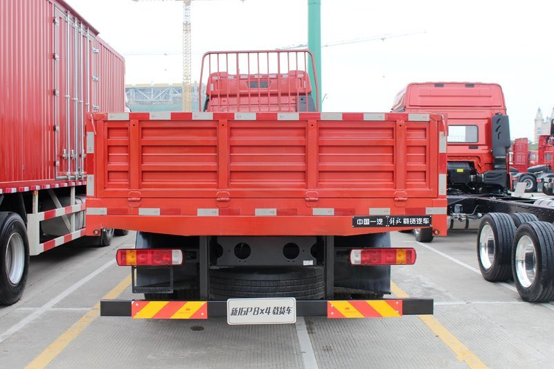 一汽解放 新J6P重卡 质惠版 460马力 8X4 9.5米 国五栏板载货车(CA1310P66K24L7T4E5)