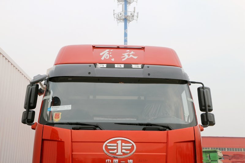 一汽解放 J6P重卡 350马力 8X4 9.5米 国五仓栅式载货车(CA5310CCYP66K2L7T4E5)