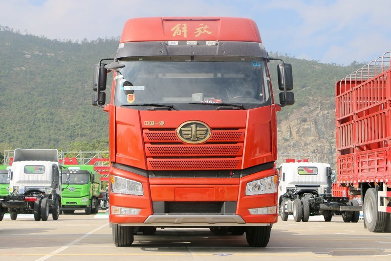 一汽解放 新J6P重卡 领航版 560马力 6X4牵引车(国六)(CA4250P66K25T1E6)