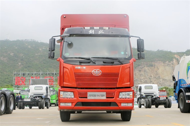 一汽解放 J6L中卡 2019款 240马力 6X2 6.8米 国五仓栅式载货车(CA5250CCYP62K1L5T3E5)