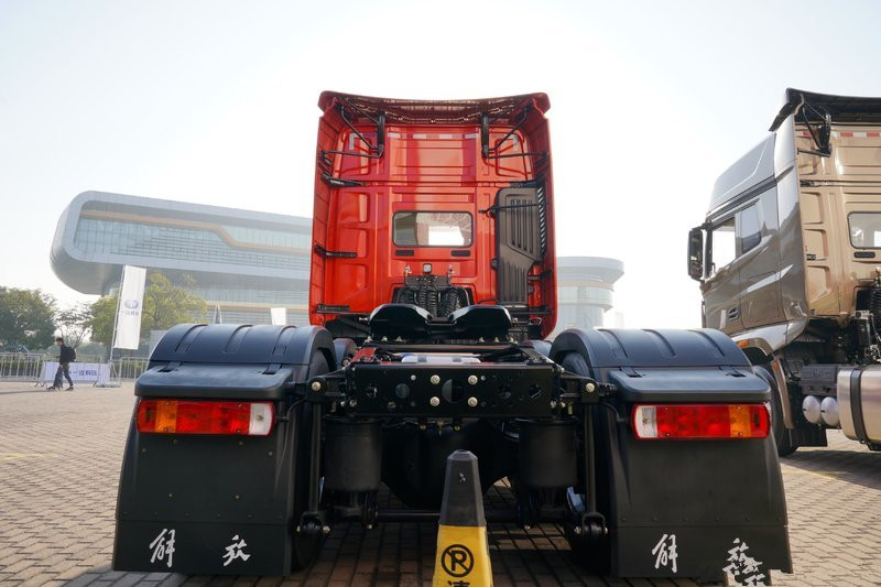 一汽解放 J7重卡 豪华型 550马力 6X4 国五AMT自动挡牵引车(火焰红)(CA4250P77K25T1E5)