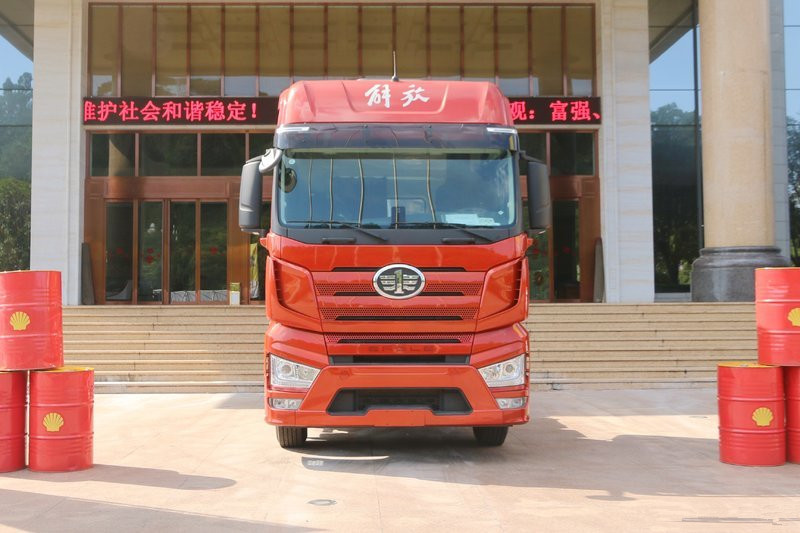 一汽解放 J7重卡 550马力 6X4 国五牵引车(CA4250P77K25T1E5)