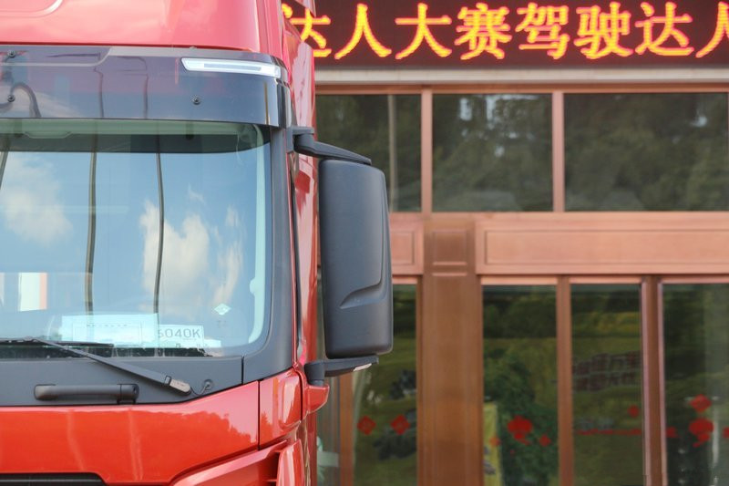 一汽解放 J7重卡 550马力 6X4 国五牵引车(CA4250P77K25T1E5)