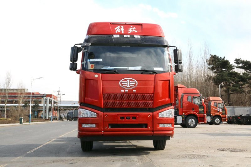 一汽解放 J6P重卡 375马力 6X4 国五LNG牵引车(CA4250P66T1A1E24M5)