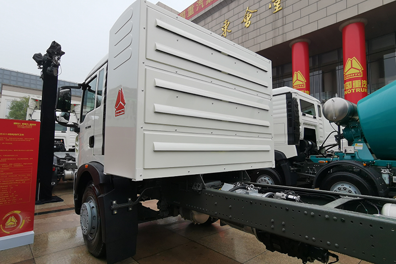 中国重汽 豪沃TX5 200kw 6X4 纯电动环卫车(ZZ1257V464GZ1EV)