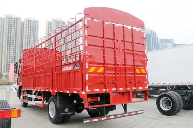 东风柳汽 乘龙H5 220马力 4X2 国五 6.8米仓栅式载货车(高顶双卧)(LZ5182CCYM3AB)