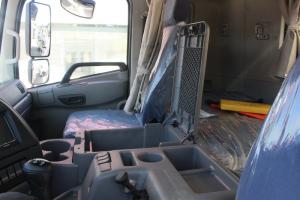 东风商用车 天龙重卡 245马力 6X2 9.6米 国五厢式载货车(DFH5250XXYAX1V)