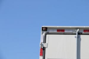 东风商用车 天锦中卡 180马力 4X2 7.7米 国五厢式载货车(DFH5160XXYBX2JV)