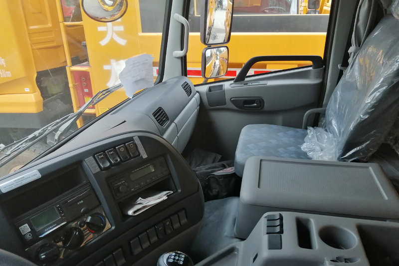 东风商用车 天龙KC重卡 340马力 8X4 5.8米 国五自卸车(DFH3310A8)
