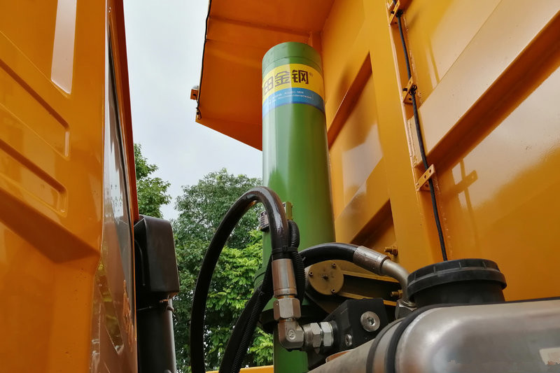 东风商用车 天龙KC重卡 340马力 8X4 5.8米 国五自卸车(DFH3310A8)
