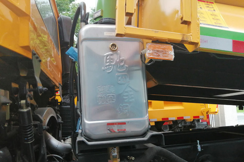 东风商用车 天龙KC重卡 340马力 8X4 5.8米 国五自卸车(DFH3310A8)