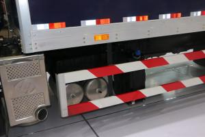上汽红岩 杰狮C500 430马力 6X2 9.7米 国五 厢式载货车(CQ5256XYKHXVG623A)