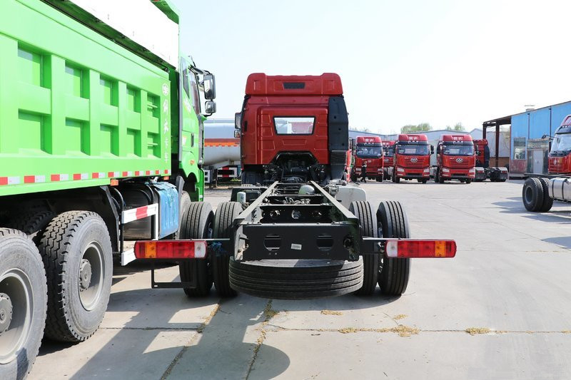 一汽解放 新J6P重卡 320马力 6X2 9.4米 国六 栏板载货车(CA1250P66K1L6T3E6)