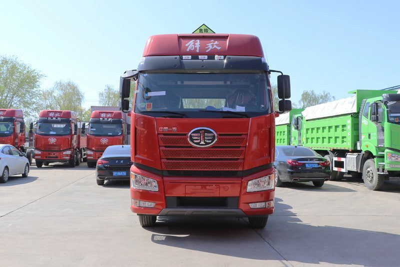 一汽解放 新J6P重卡 质惠版2.0 420马力 6X4 国六 危险品牵引车(CA4250P66K25T1E6Z)