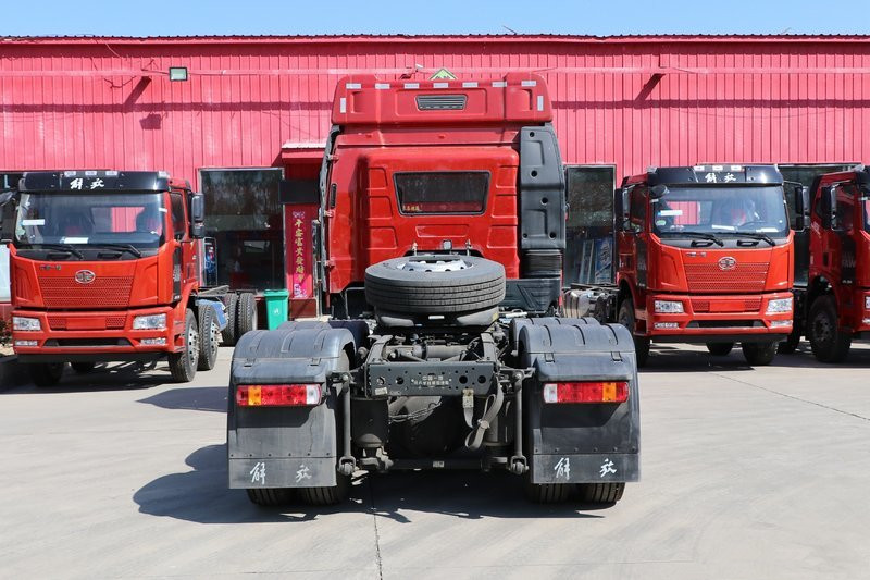 一汽解放 新J6P重卡 质惠版2.0 420马力 6X4 国六 危险品牵引车(CA4250P66K25T1E6Z)