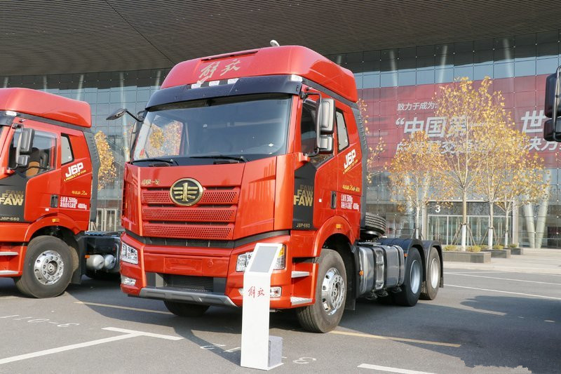 一汽解放 新J6P重卡 领航版2.0 四季款 560马力 6X4 国六 牵引车(CA4250P66K25T1E6)