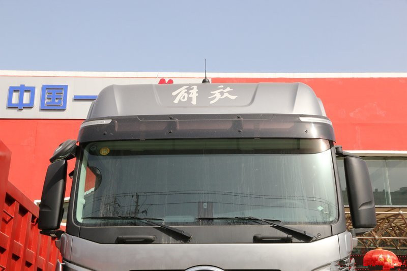 一汽解放 J7重卡 四季款 550马力 6X4 国五 牵引车(12挡)(CA4250P77K25T1E5)