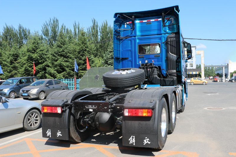 一汽解放 J7重卡 550马力 6X4 国五 牵引车(海天蓝)(CA4250P77K25T1E5)