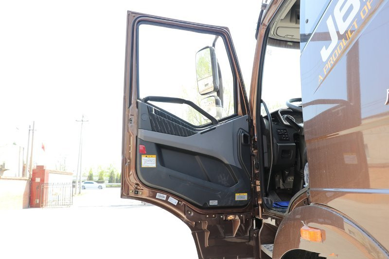 一汽解放 新J6P重卡 质惠版 460马力 8X4 9.4米 国六 栏板载货车(CA1310P66K24L7T4E6)