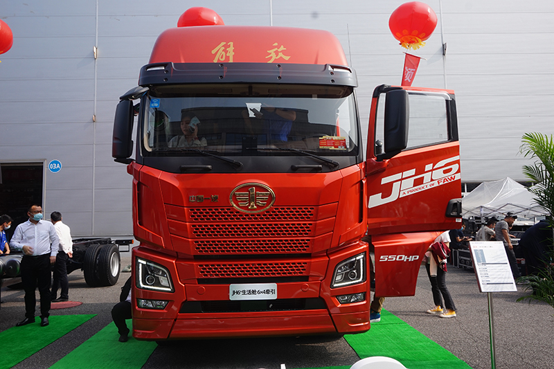 一汽解放青汽 JH6+生活舱 550马力 6×4 国五 牵引车（CA4250P33K25T1EA5A80）